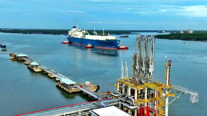 Toàn bộ quá trình rời cảng và khởi hành của tàu Maran Gas Achilles được hỗ trợ đúng quy trình với các yêu cầu nghiêm ngặt về an ninh an toàn.