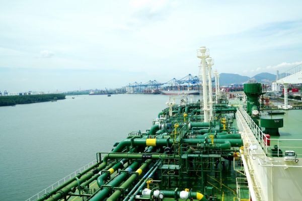 Cảng LNG Thị Vải tại vị trí thuận lợi với luồng hàng hải sôi động Cái Mép - Thị Vải - góc nhìn từ đỉnh tàu Maran Gas Achilles.